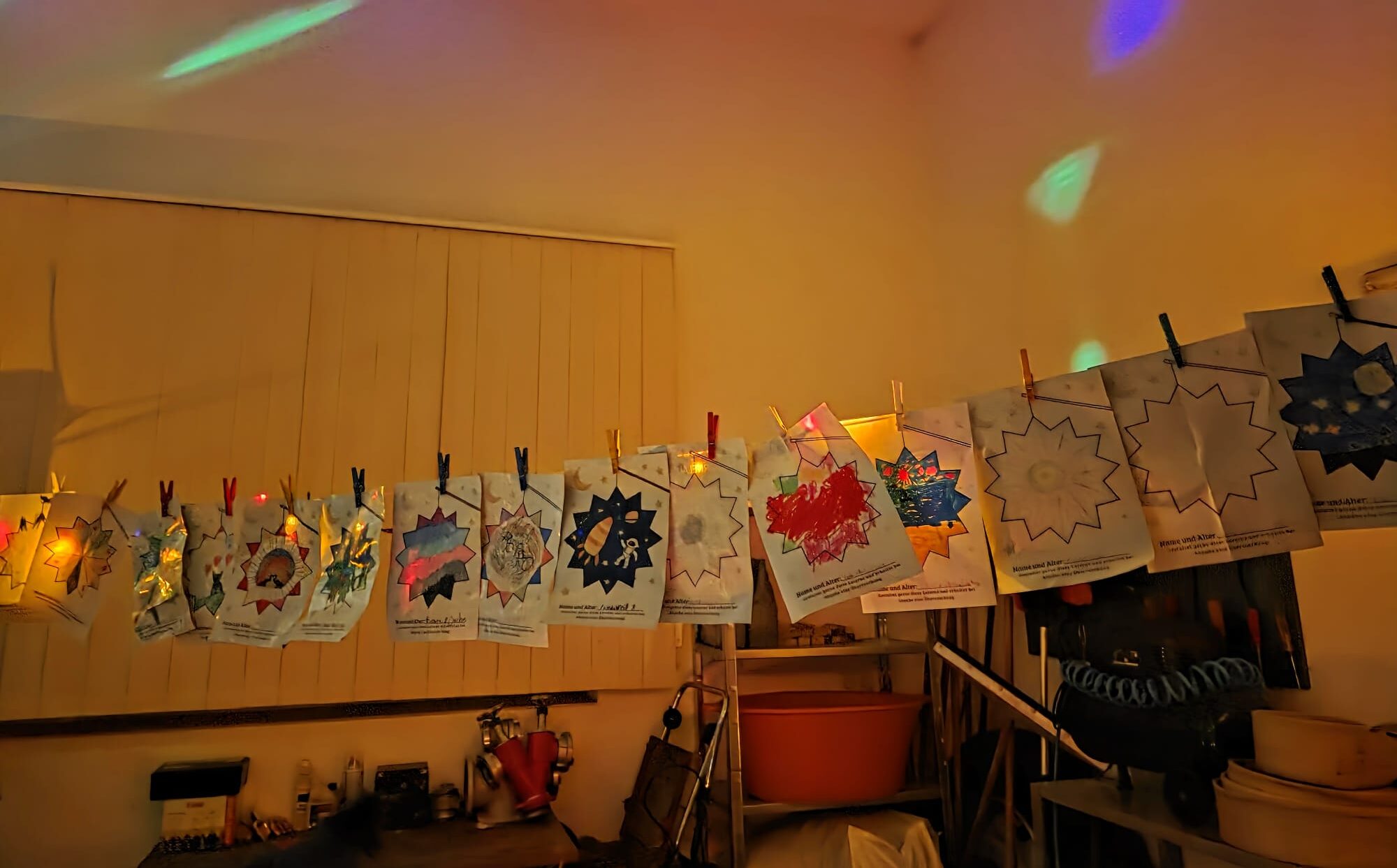 Laternen der Kinder hängen nebeneinander