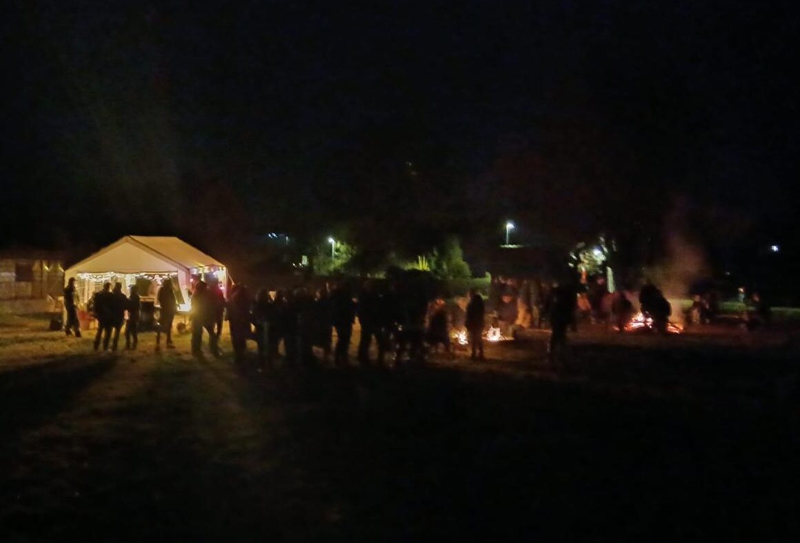 Viele Menschen im Dunkeln ums Osterfeuer in Quaal, Pavillion
