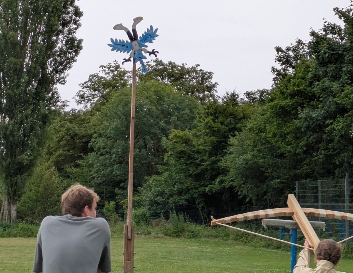 Kind schießt auf Holzvogel beim Kindervogelschießen in Rohlstorf